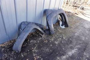 lot 17 image: Full Set of Fender Flares From 2007 Chevy 2500 Pick up