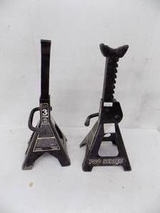 lot 4 image: 3 Ton Pro Series Jack Stands
