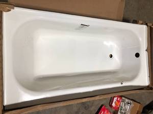 lot 8 image: Bootz Industries Maui 60 in. x 30 in. Soaking Bathtub with Right Drain in White Damaged Customer Returns See Pictures