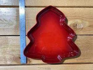 lot 10-B2025 image: 2015 Retired New in Box Le Creuset 10 (25cm) Red Christmas Tree Cookie Plate