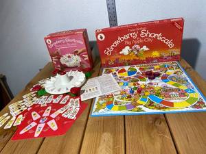 lot 9-B2025 image: 2 Vintage 1983 Strawberry Shortcake Board Games Berry Go Round & Big Apple City