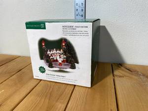 lot 22-B2025 image: Vintage Retired Dickens Village Dept 56 52505 Choir Singers wBox  Working
