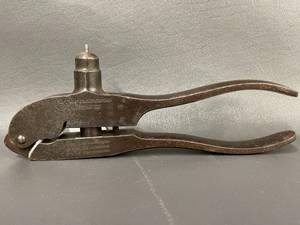 lot 4T image: Antique Winchester .32 W.C.F Bullet Mold