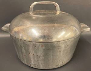 lot 5A image: Vintage Magnalite Wagner Ware Dutch Oven Aluminum Cookware Pot with Lid