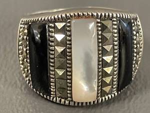 lot 5R image: Mother of Pearl  Onyx Inlay Stone Ring - Size 5