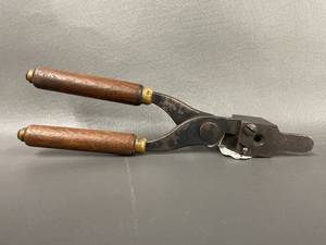 lot 5T image: Antique Winchester 44 W.C.F. Bullet Mold