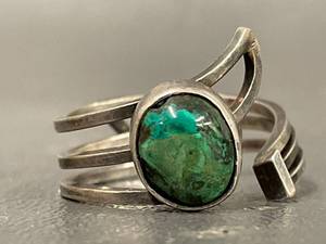 lot 7R image: Vintage Sterling Silver Ring with Green Stone - 3.89g