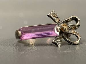 lot 8R image: Vintage Sterling Silver Bow Ring with Purple Baguette Gemstone