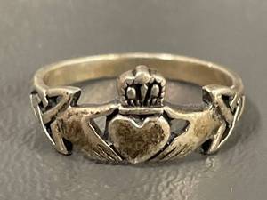 lot 33R image: Vintage Sterling Silver Claddagh Ring Size 9.25