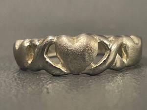 lot 45R image: Sterling Silver Heart Motif Ring - Size 7.75