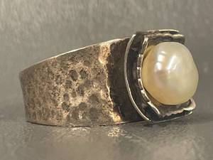 lot 58R image: Vintage Artisan Pearl Ring 9.68g Hammered Band Size 9