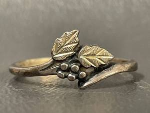 lot 150R image: Vintage Sterling Silver Nature-Inspired Leaf & Berry Ring