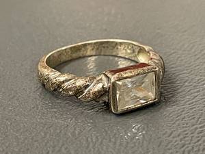 lot 204R image: Vintage Twisted Band Ring with Stone