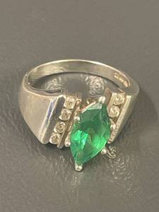 lot 210R image: Marquise Green Stone Sterling Silver Ring Sz 7