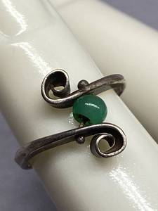lot 6B image: Vintage Style Sterling Silver 925 Ring with Green Bead Size 2.5