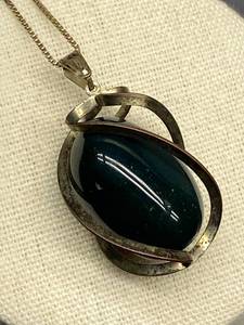 lot 16B image: Vintage Sterling Silver 925 Swirling Pendant Necklace with Green Stone