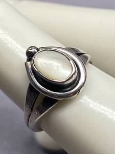 lot 22B image: Vintage Sterling Silver 925 Oval Design Ring Unique Size 3