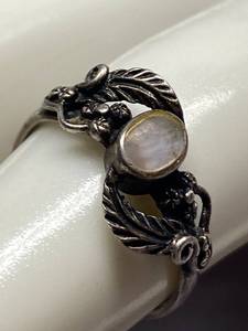 lot 23B image: Vintage Sterling Silver 925 Leaf Vine Opalescent Ring Size 4.5