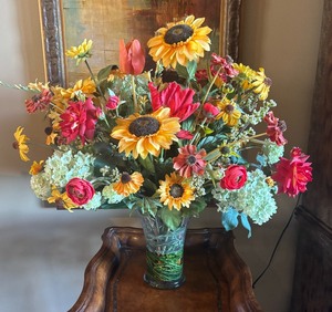 lot 101 image: Bright and Beautiful Faux Floral Arrangement