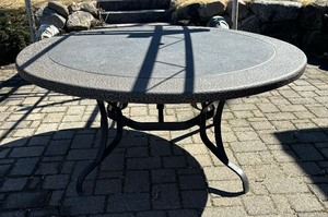 lot 103 image: Round Patio Table