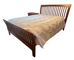 lot 16 image: Ethan Allen Georgian Queen Bed Frame