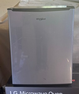 lot 88B image: Whirlpool Mini Fridge ModelWH27S1E