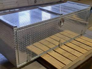lot 3 image: Diamond-plate Truck Bed Tool Box with Key