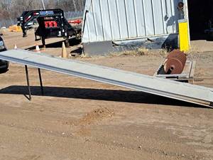lot 130 image: 1000-lbs 13 Aluminum Loading Ramp