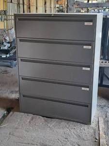 lot 150 image: Metal Lateral File Cabinet 5-drawer