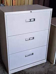 lot 147 image: Metal Locking Lateral File Cabinet 3-drawer with Key