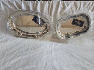 lot 50 image: (2) Lifestyle Edition Serving Platers