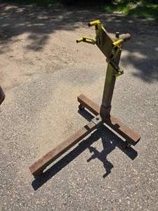 lot 22 image: Engine Stand