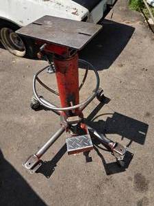 lot 8 image: Heavy Duty Transmission Jack