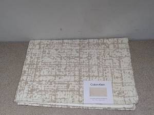 lot 127 image: NEW CALVIN KLEIN ACCENT RUG W NON-SKID BACKING