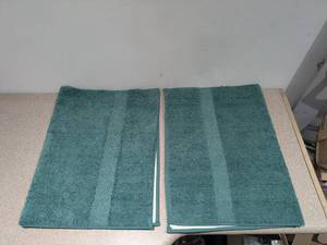 lot 131 image: 2 MOHAWK HOME END BORDER BATH RUGS (GREEN)