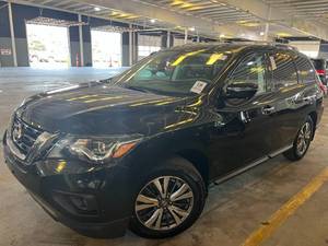lot 10 image: 2017 Nissan Pathfinder SL 4x4
