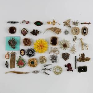 lot 42 image: Costume Jewelry Brooch and Pin Lot