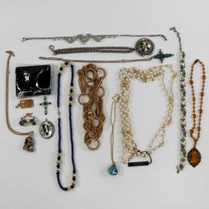 lot 41 image: Better Costume Jewelry Lot