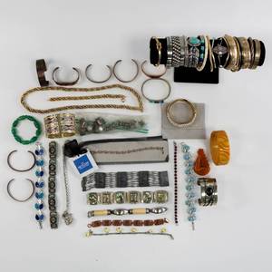 lot 40 image: Better Costume Jewelry Lot