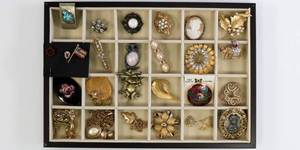 lot 78 image: Costume Jewelery Lot of Pins & Pendants