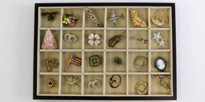 lot 72 image: Large Costume Jewelry Pin and Pendant Lot