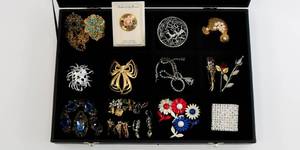 lot 69 image: Costume Jewelry Earring, Pin and Pendant Lot