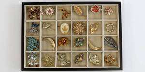 lot 68 image: Costume Jewelry Pin Lot