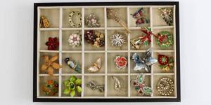 lot 66 image: Costume Jewelry Pin & Pendant Lot