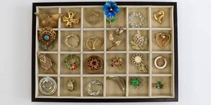 lot 64 image: Costume Jewelry Pin Lot