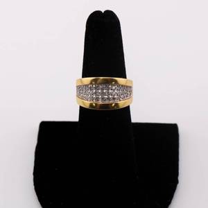 lot 15 image: 18k Yellow Gold Ladies Diamond Ring