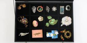 lot 82 image: Costume Jewelry Earring, Pin & Pendant Lot