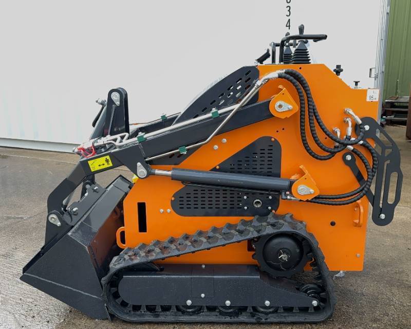 lot 3320 image: LandHero Mini Skid Steer Loader (LDH-BC380)
