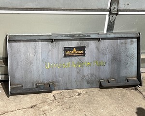 lot 1212 image: Landhonor Skid Steer Universal Adapter Plate (UAP-16-45W)