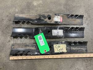 lot 9942 image: Mower Blades, Cub Cadet